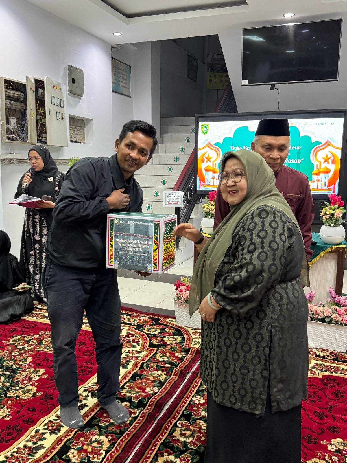 Dekan Fakultas Hukum UIR Dr Musa Serahkan Bantuan Sembako Dosen ke PHL Pintu Kampus