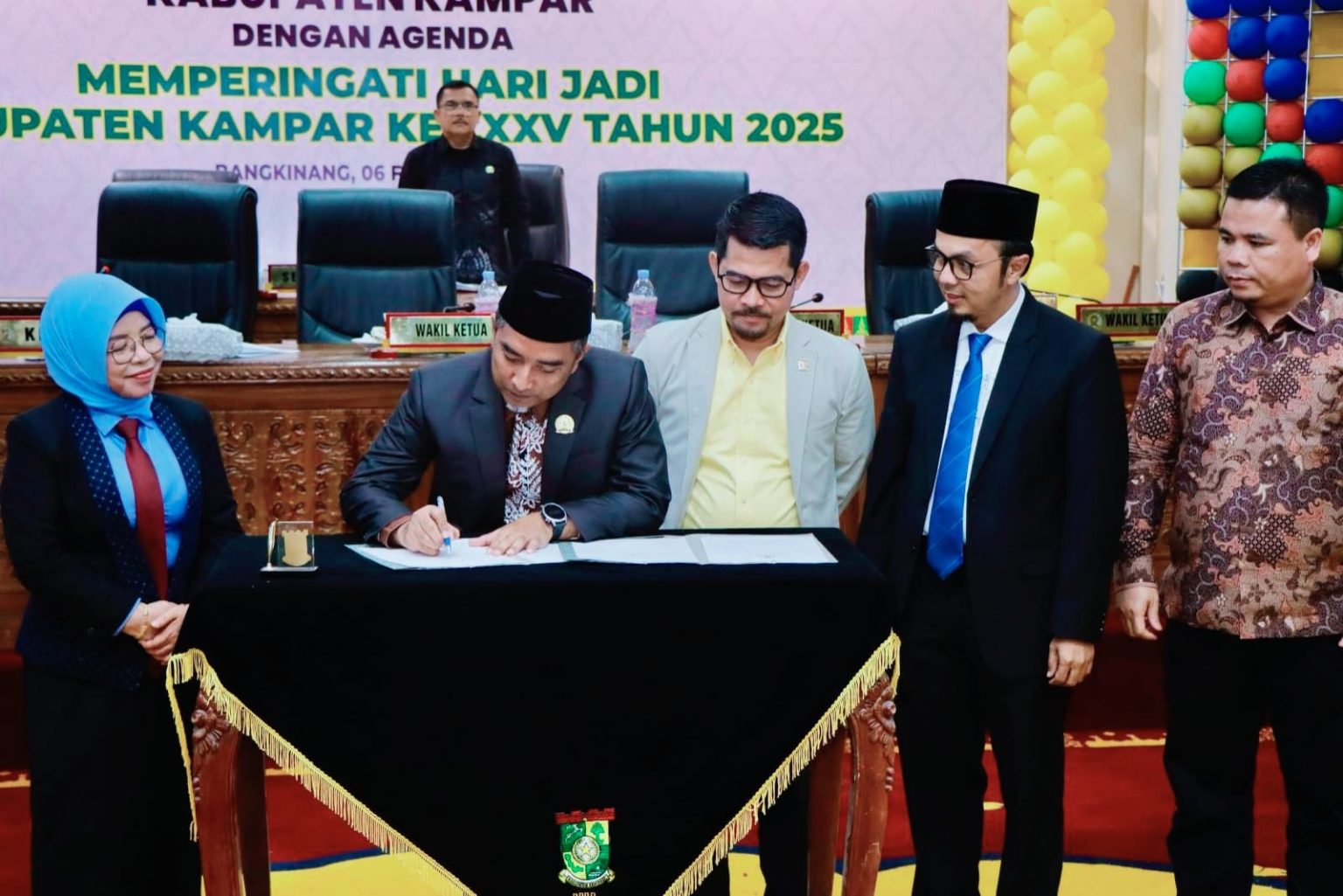 DPRD Kampar Umumkan Ahmad Yuzar -Misharti Bupati/Wakil Bupati Kampar Terpilih Melalui Paripurna