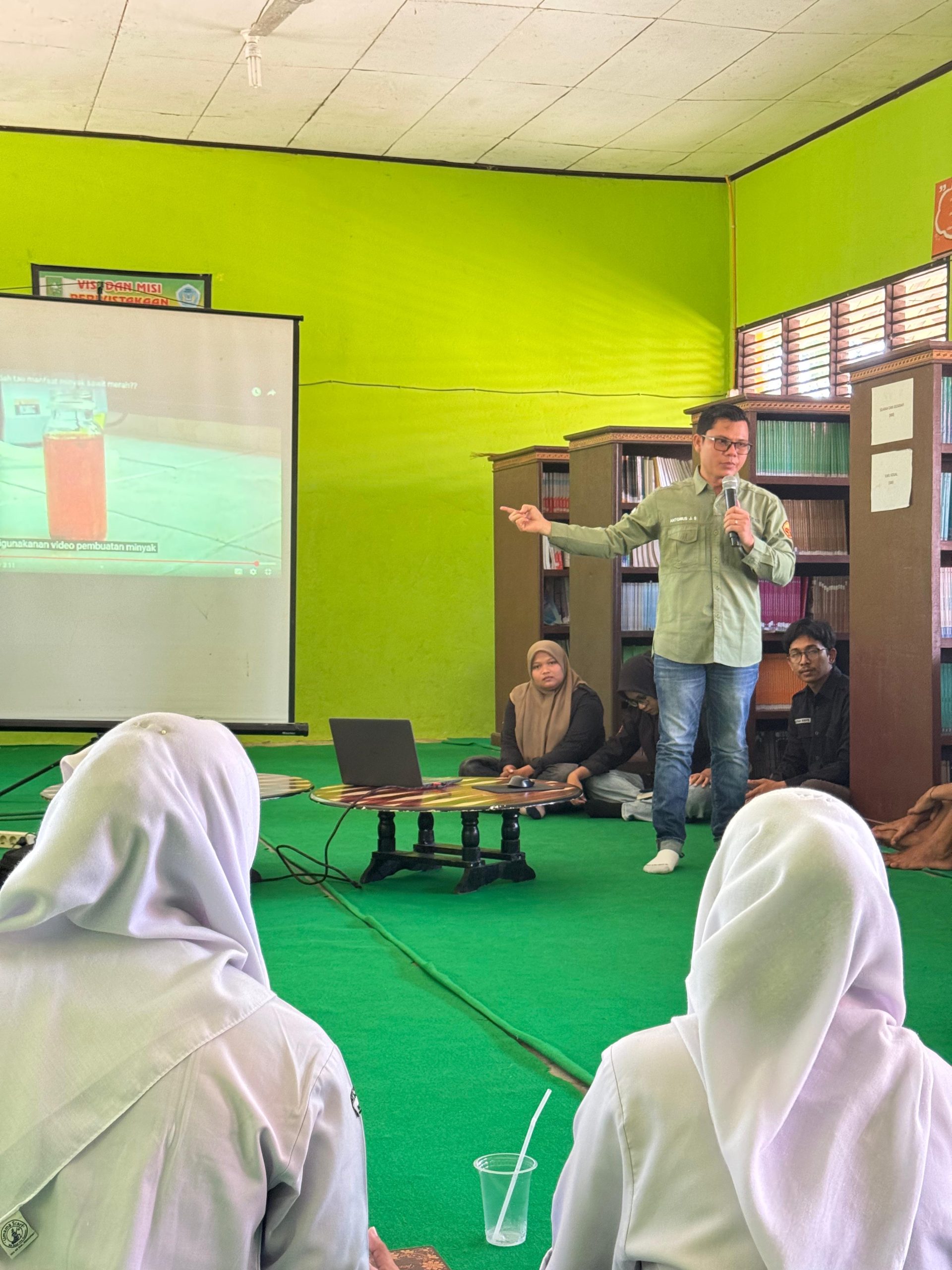 Dosen Prodi TPS Politeknik Kampar Edukasi Siswa SMAN 1 Kuok tentang Manfaat Produk Turunan Sawit bagi Kesehatan