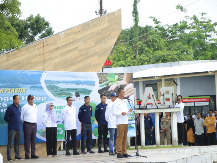 Peringatan Hari Lingkungan Hidup Se – Dunia, Bupati Kampar ; Mari Bijak Dalam Pemilihan dan Pemisahan Sampah Plastik Sehingga Bernilai Ekonomis Peringatan Hari Lingkungan Hidup Se – Dunia, Bupati Kampar ; Mari Bijak Dalam Pemilihan dan Pemisahan Sampah Plastik Sehingga Bernilai Ekonomis