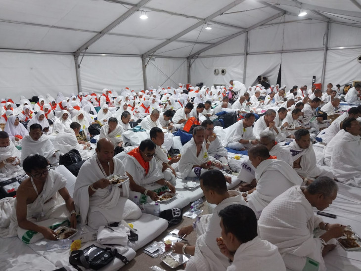 Usai Laksanakan Puncak Haji tahun 1446 H/ 2025 M. Jamaah Haji Kampar Laksanakan Lempar Jumrah Di Muzdalifah