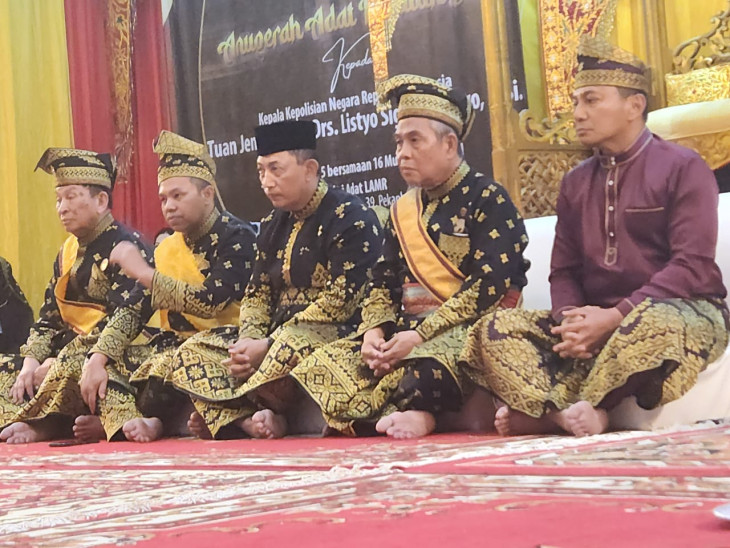 Wakili Bupati Kampar, Staf Ahli Riedel Fitri Hadiri Penganugerahan Gelar Kehormatan Adat Melayu Riau Kepada Kapolri Jenderal Listyo Sigit Prabowo