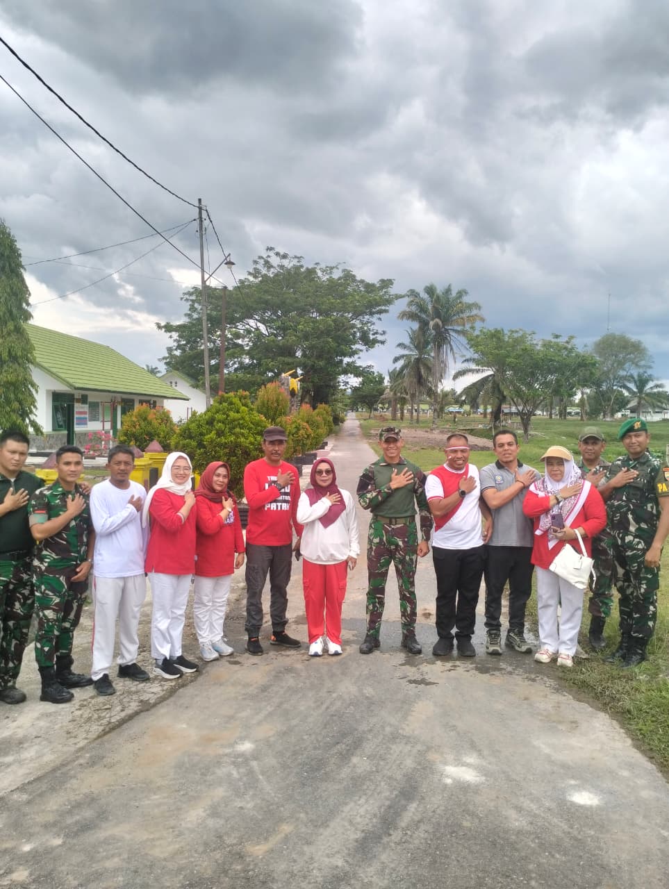 Wakil Bupati Kampar Kunjungi Kolam Ikan Patin Yonif 132 Bima Sakti