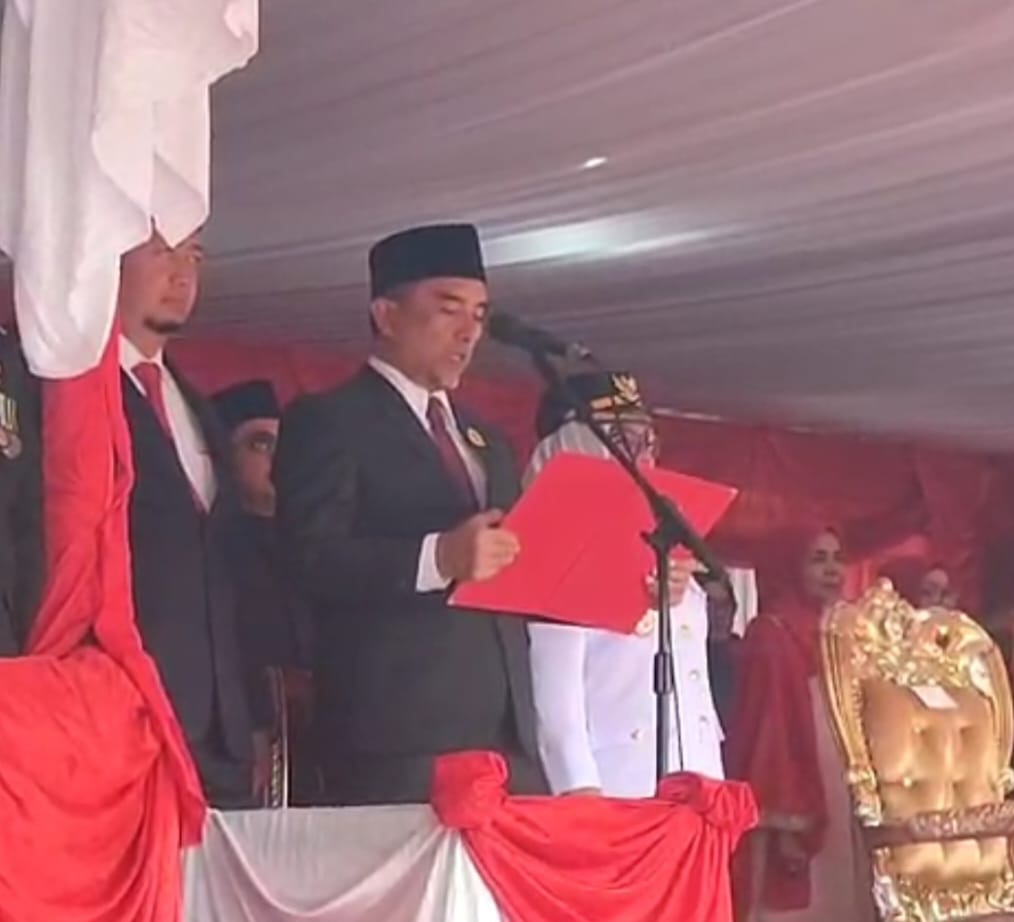 Ketua DPRD Kampar Bacakan Teks Proklamasi dengan Suara Lantang pada Upacara HUT RI ke-80