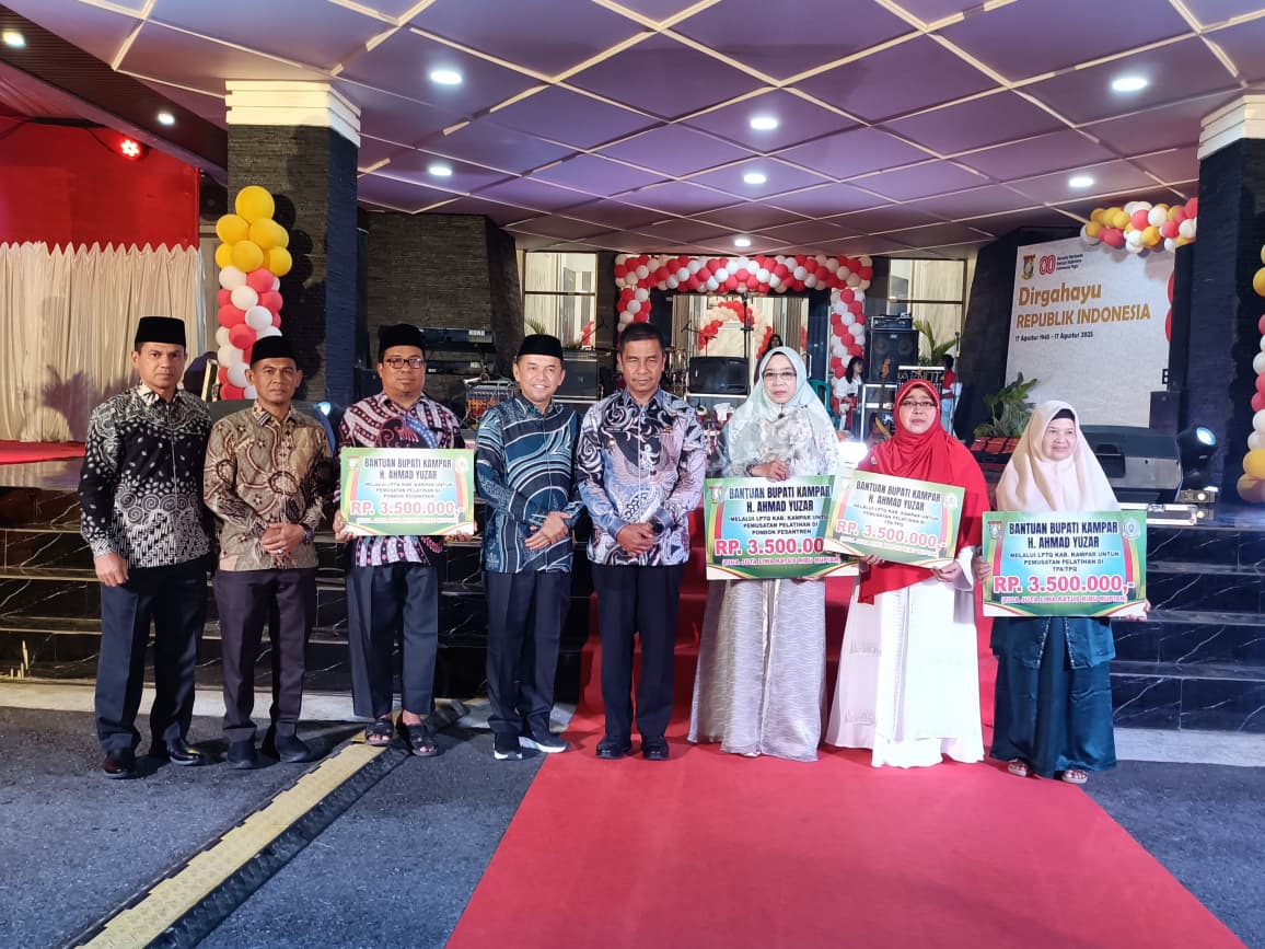 Bupati Kampar Serahkan Bantuan Pembinaan kepada Ponpes dan TPA/TPQ Berprestasi di MTQ Riau