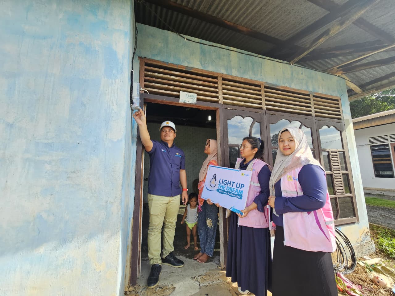 PLN UP3 Bangkinang Hadirkan Terang bagi 10 Keluarga Kurang Mampu di Kabupaten Kampar dan Rokan Hulu pada Momentum Hari Listrik Nasional ke-80