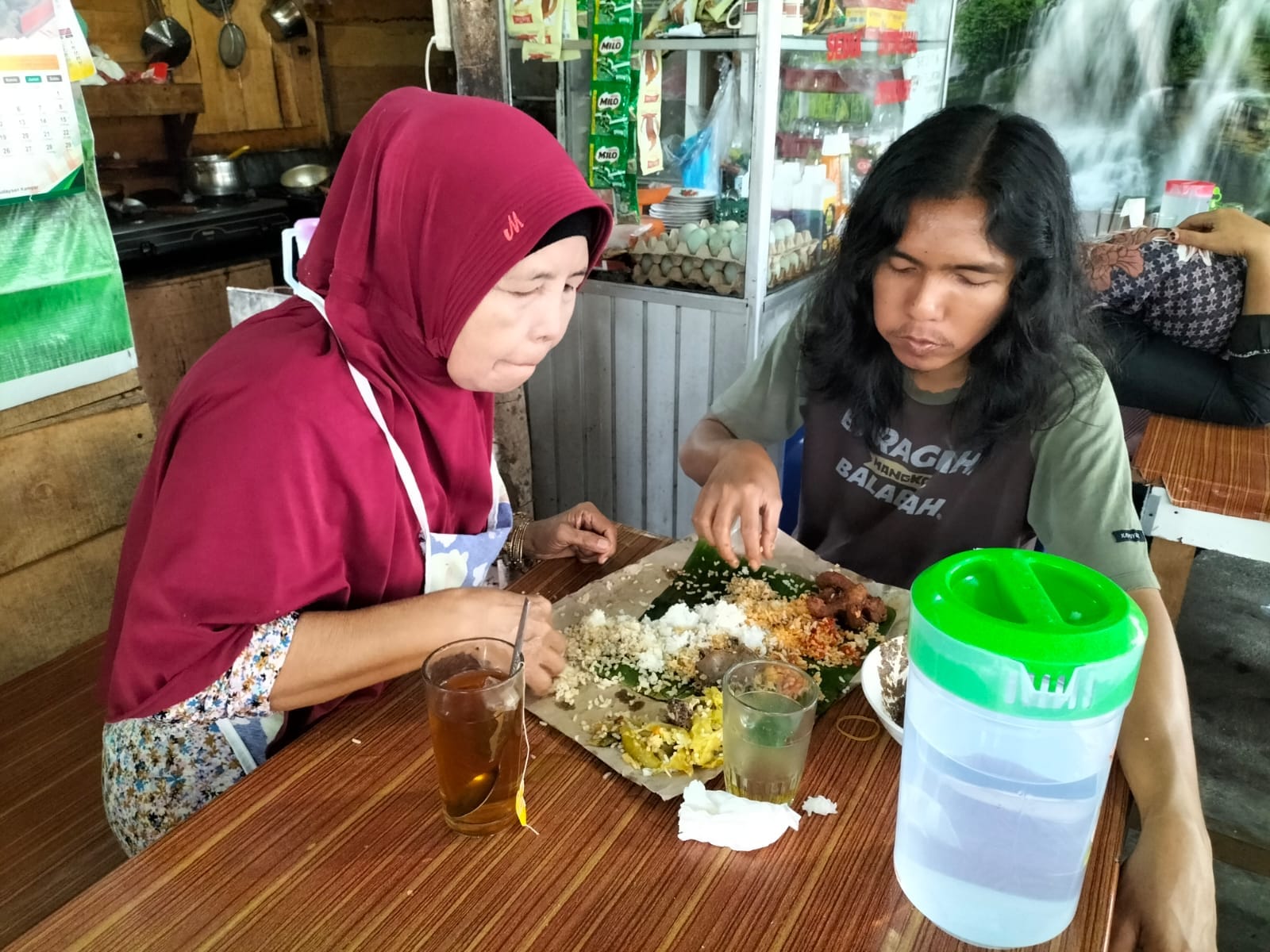 Yogi, Anak Lajang yang Setia Mendampingi Perjuangan Ibu Mintuo Berjualan Sarapan Pagi
