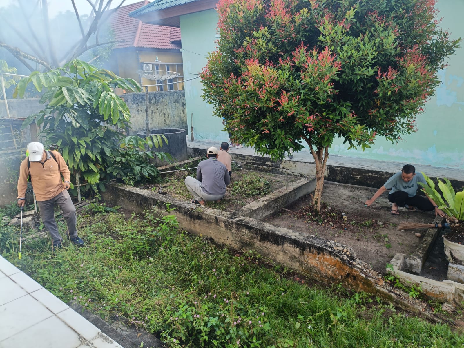 Gotong Royong Perkuat Kebersamaan Pegawai KUA Kecamatan Salo