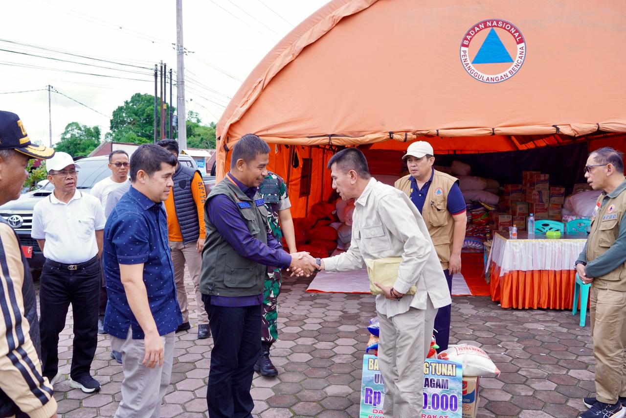 Bupati Kampar Ahmad Yuzar Serahkan Bantuan Bencana untuk Korban Banjir dan Longsor di Kabupaten Agam Bupati Kampar Ahmad Yuzar Serahkan Bantuan Bencana untuk Korban Banjir dan Longsor di Kabupaten Agam