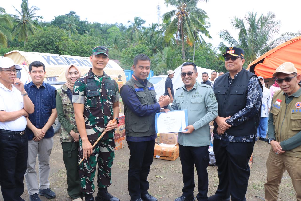 Bupati Kampar Serahkan Bantuan Bencana ke Tanah Datar