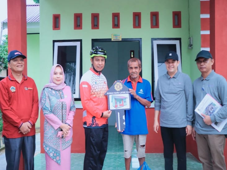 Bupati Kampar Ahmad Yuzar Serahkan Langsung Kunci Rumah Layak Huni Kepada Masyarakat Miskin Bangkinang Kota dan Bangkinang Bupati Kampar Ahmad Yuzar Serahkan Langsung Kunci Rumah Layak Huni Kepada Masyarakat Miskin Bangkinang Kota dan Bangkinang