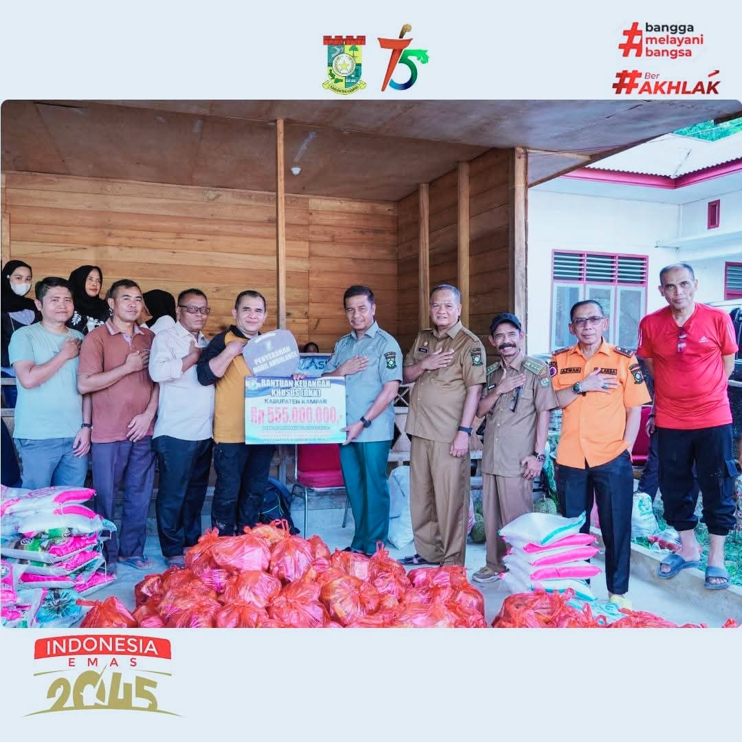 Terdampak Banjir, Bupati Kampar Serahkan Bantuan Sembako untuk Warga Desa Kebun Tinggi