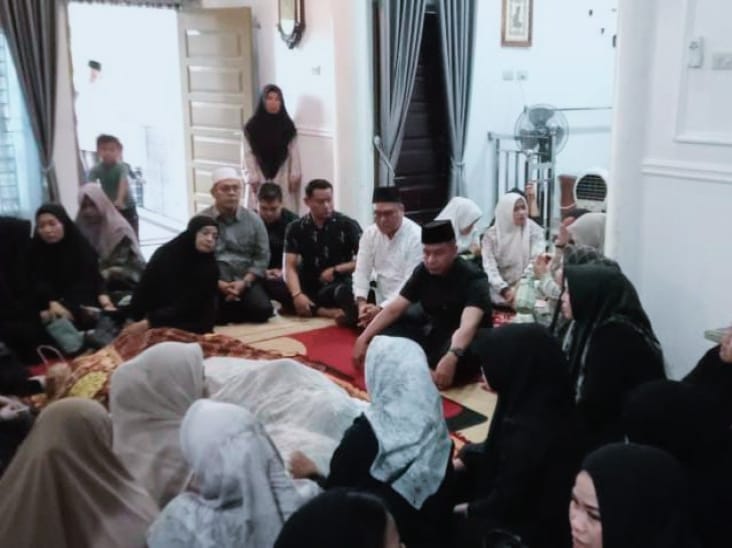 Bupati Ahmad Yuzar Melayat ke Kediaman Alm Ahmad Zaki Plt Kasatpol PP Kampar Bupati Ahmad Yuzar Melayat ke Kediaman Alm Ahmad Zaki Plt Kasatpol PP Kampar