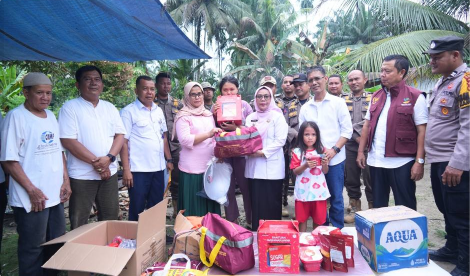 Wabup Kampar Tinjau dan Salurkan Bantuan untuk Korban Kebakaran di Pangkalan Baru