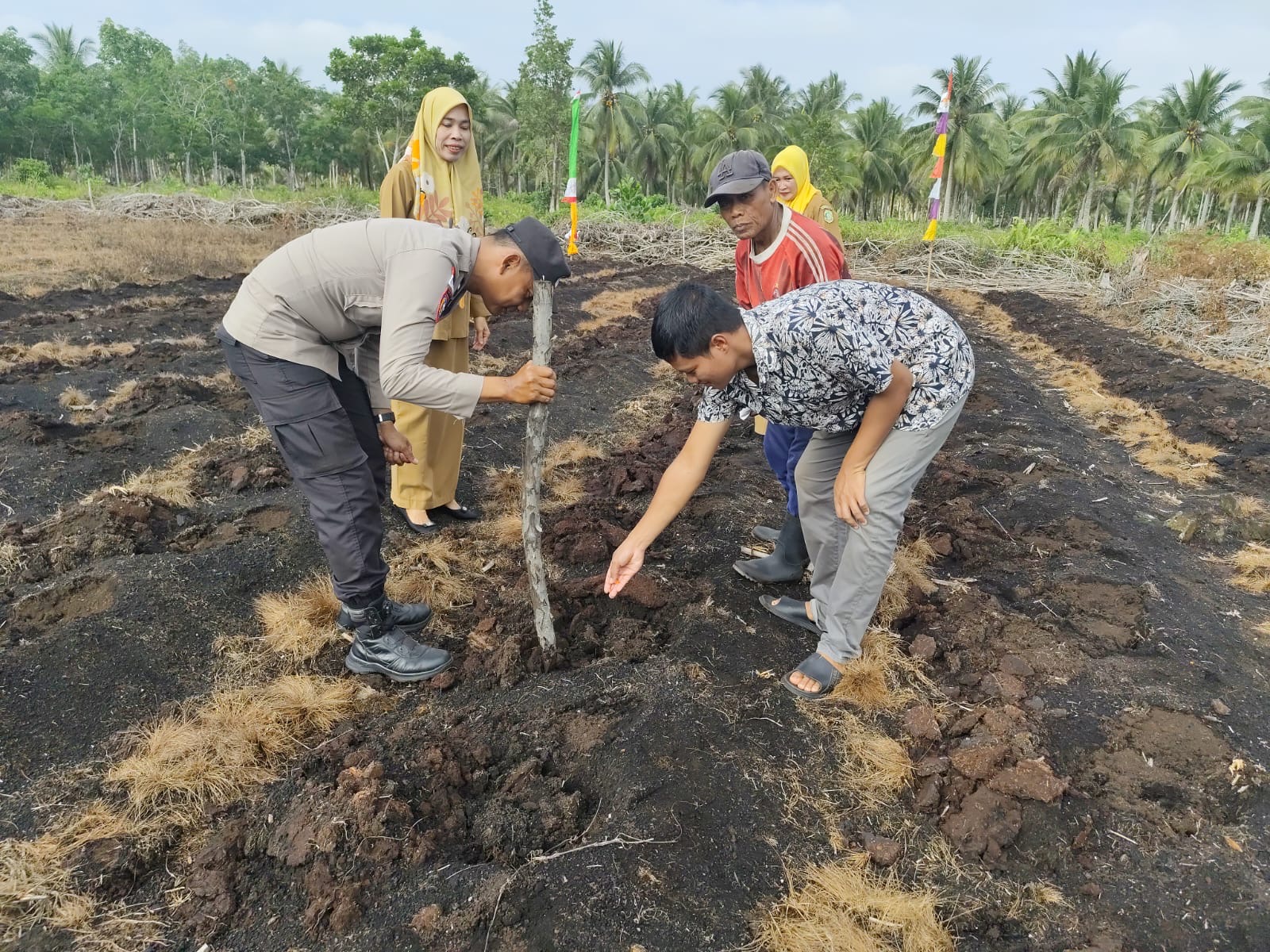 Dukung Ketahanan Pangan Nasional, Polsek Rangsang Tanam Jagung Pipil 0,5 Hektare di Desa Betina Dukung Ketahanan Pangan Nasional, Polsek Rangsang Tanam Jagung Pipil 0,5 Hektare di Desa Betina