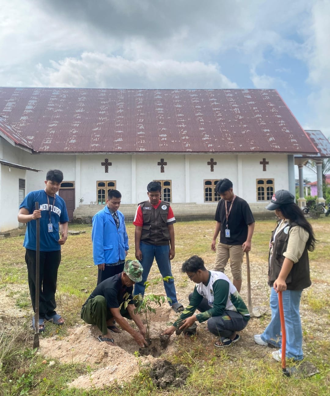 Ekoteologi Satukan Hati, Penyuluh Agama KUA Salo Tanam Pohon di Gereja Wujudkan Kerukunan Umat Beragama