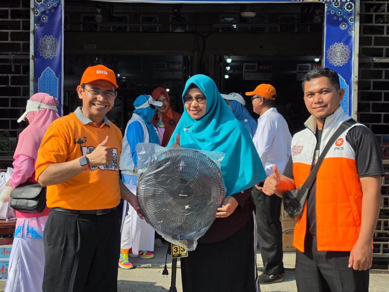 Senam bersama DPC PKS Tuah Madani, Hendry Munief Ajak Warga Jaga Kesehatan Keluarga Senam bersama DPC PKS Tuah Madani, Hendry Munief Ajak Warga Jaga Kesehatan Keluarga