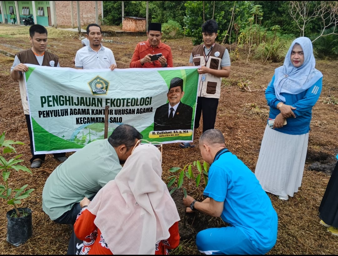 Menanam Harapan Seusai Hujan, Ikhtiar Kecil Menjaga Bumi dari KUA Kecamatan Salo