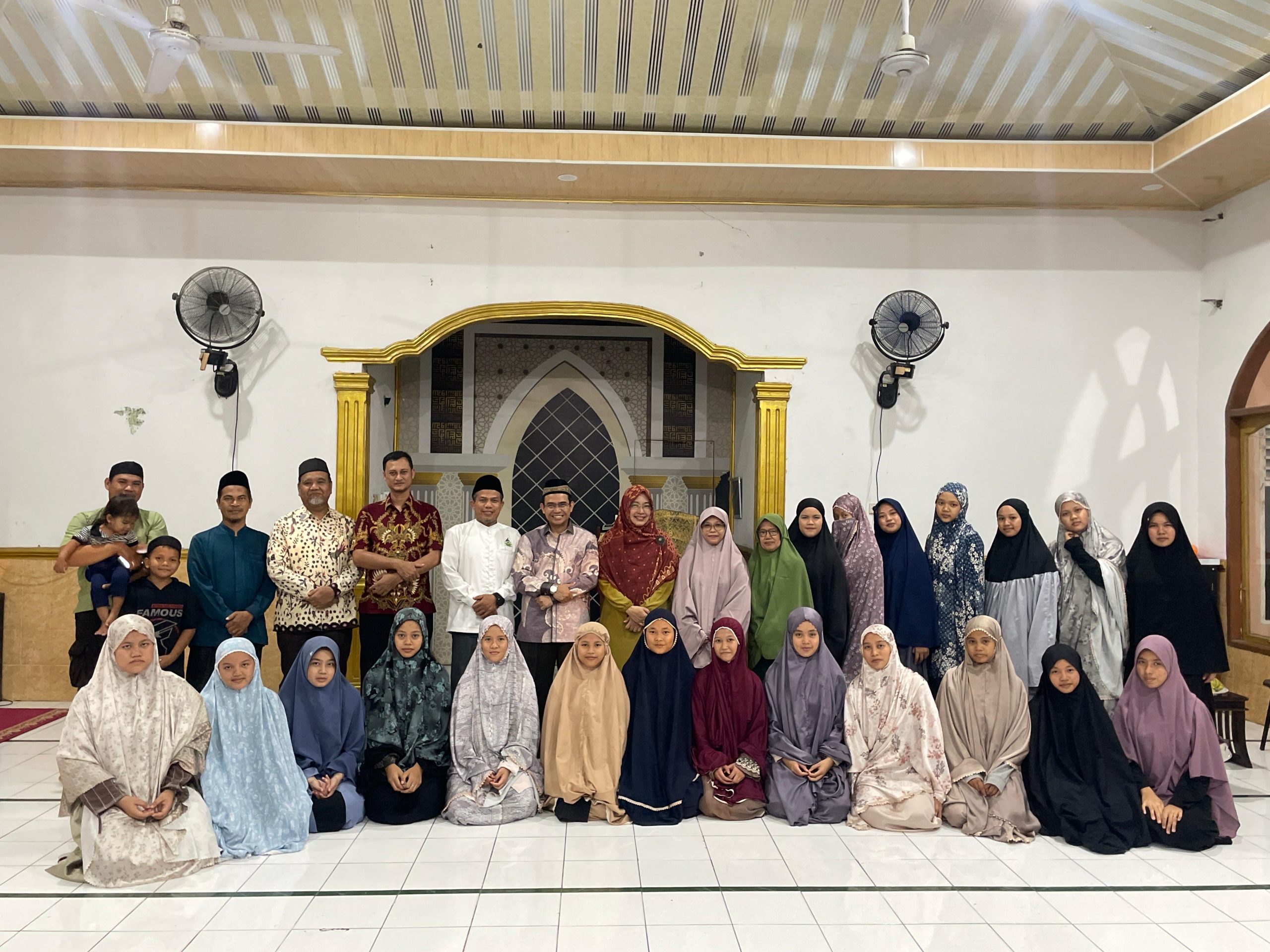 Hendry Munief Motivasi Santri PP Hidayatullah Pekanbaru Jadi Santripreneur Berbasis Nilai Tauhid Hendry Munief Motivasi Santri PP Hidayatullah Pekanbaru Jadi Santripreneur Berbasis Nilai Tauhid