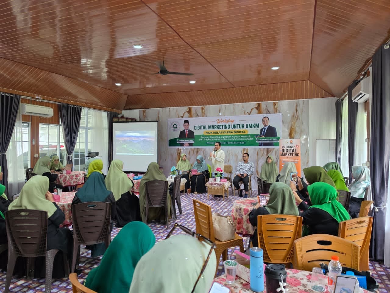 Hendry Munief Dorong Penguatan Mindset Bisnis dalam Pelatihan Digital Marketing BMIWI Riau Hendry Munief Dorong Penguatan Mindset Bisnis dalam Pelatihan Digital Marketing BMIWI Riau