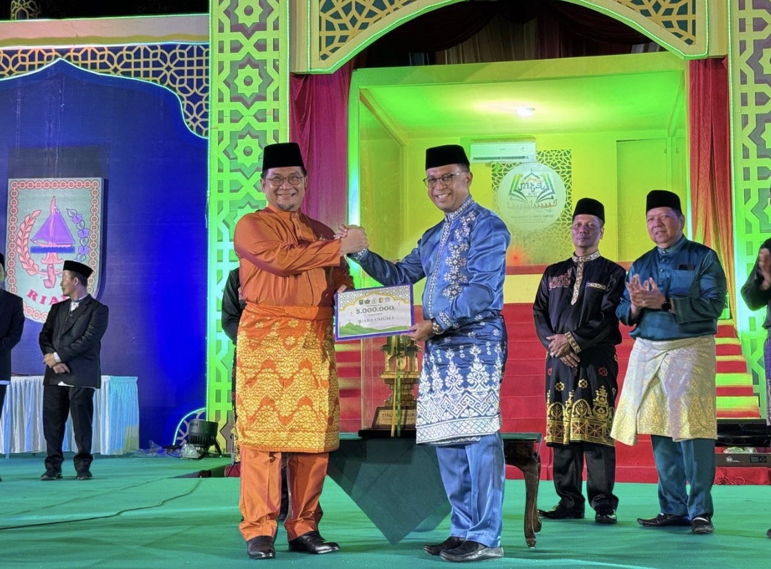 Target Bupati Bistamam Terpenuhi, Sekda Rohil Terima Trofi Juara Umum MTQ Riau 2026 Target Bupati Bistamam Terpenuhi, Sekda Rohil Terima Trofi Juara Umum MTQ Riau 2026