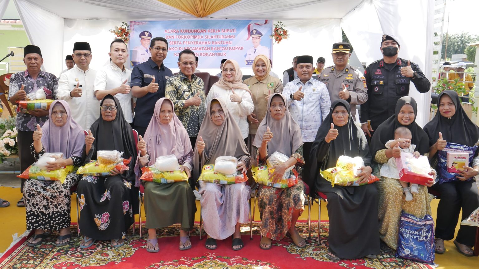 Silaturahmi di Rantau Kopar, Bupati dan Wabup Rohil Salurkan Bansos Sekaligus Serukan Perang Melawan Narkoba
