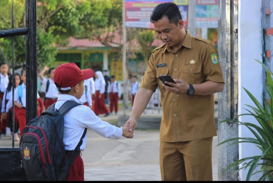 Bahasa Tubuh Guru: Pelajaran yang Tak Pernah Tertulis di Papan Tulis Bahasa Tubuh Guru: Pelajaran yang Tak Pernah Tertulis di Papan Tulis