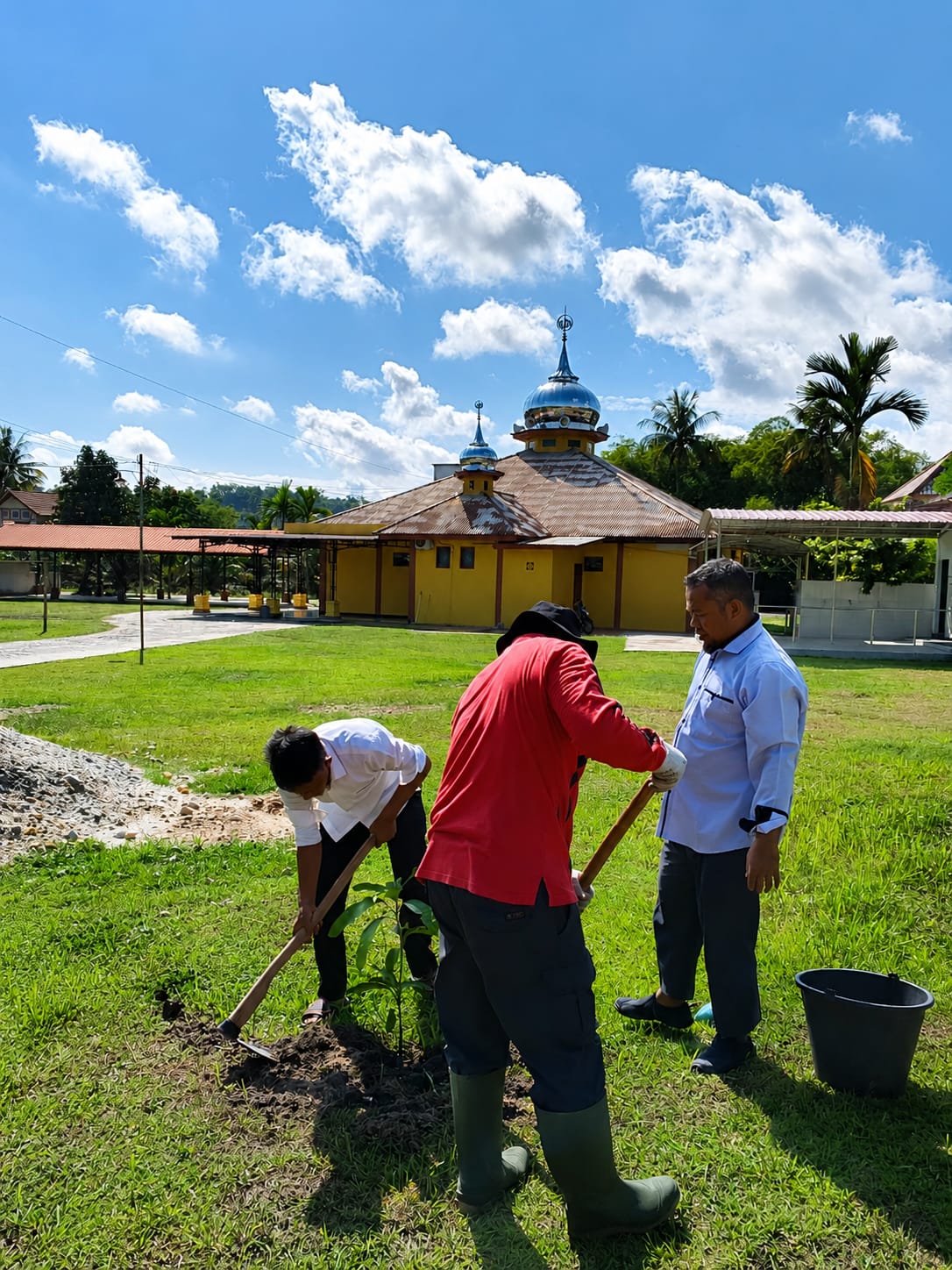 Penyuluh Agama KUA Salo Lanjutkan Penanaman Bibit Buah di Rumah Ibadah, Masjid Al-Ikhlas Jadi Lokasi Perdana Penyuluh Agama KUA Salo Lanjutkan Penanaman Bibit Buah di Rumah Ibadah, Masjid Al-Ikhlas Jadi Lokasi Perdana
