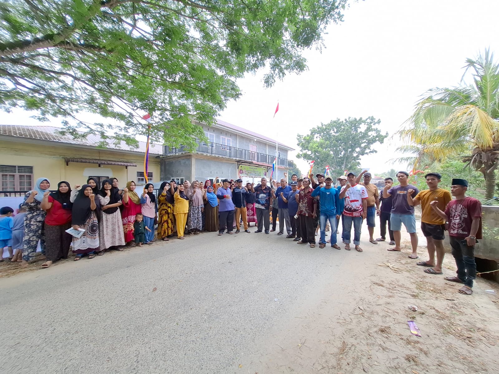Kain Kafan Keadilan Dipasang, Eks Peladangan dan FM Dusun 02 Desa Senama Nenek Suarakan Perjuangan Hak Rakyat Kain Kafan Keadilan Dipasang, Eks Peladangan dan FM Dusun 02 Desa Senama Nenek Suarakan Perjuangan Hak Rakyat